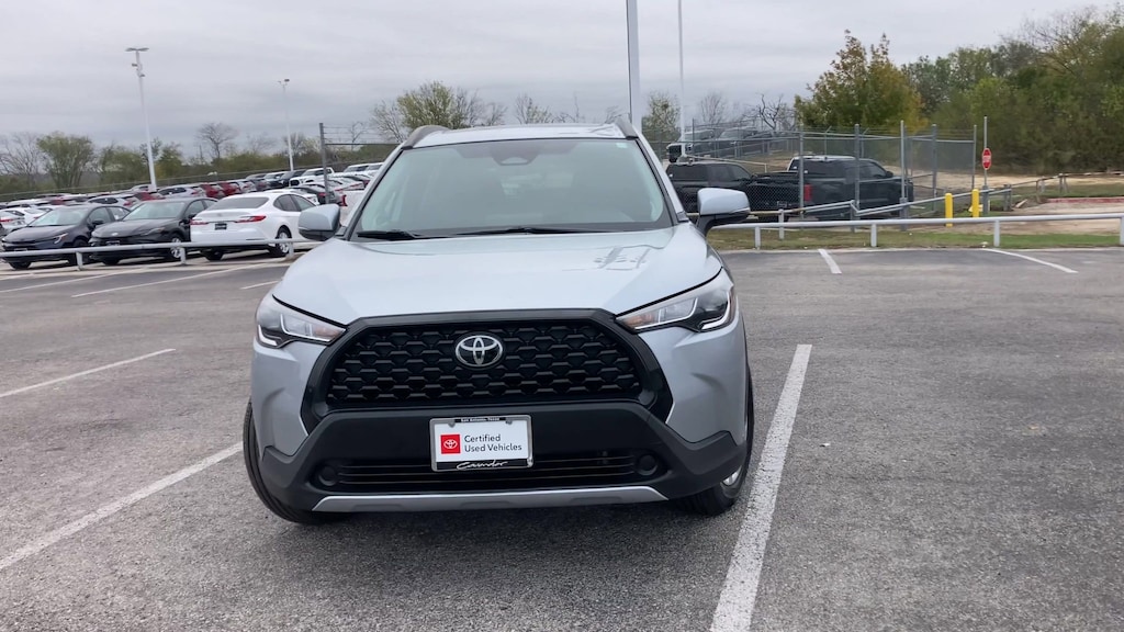 2024 Toyota Corolla Cross LE photo 2