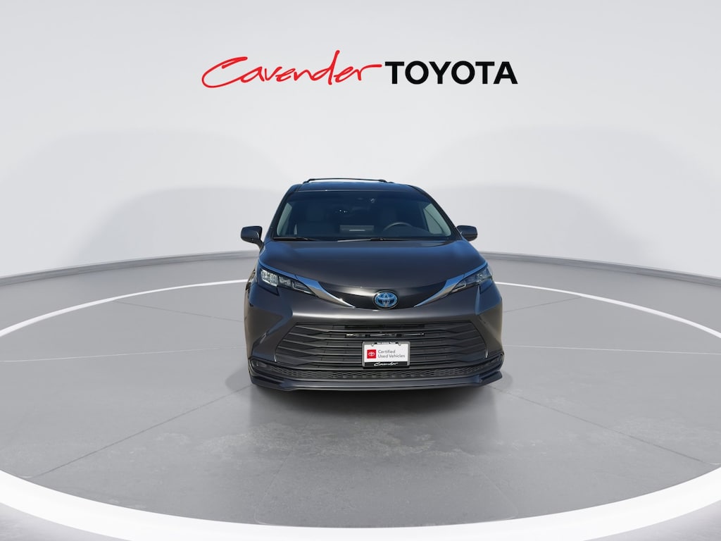 2025 Toyota Sienna LE photo 3