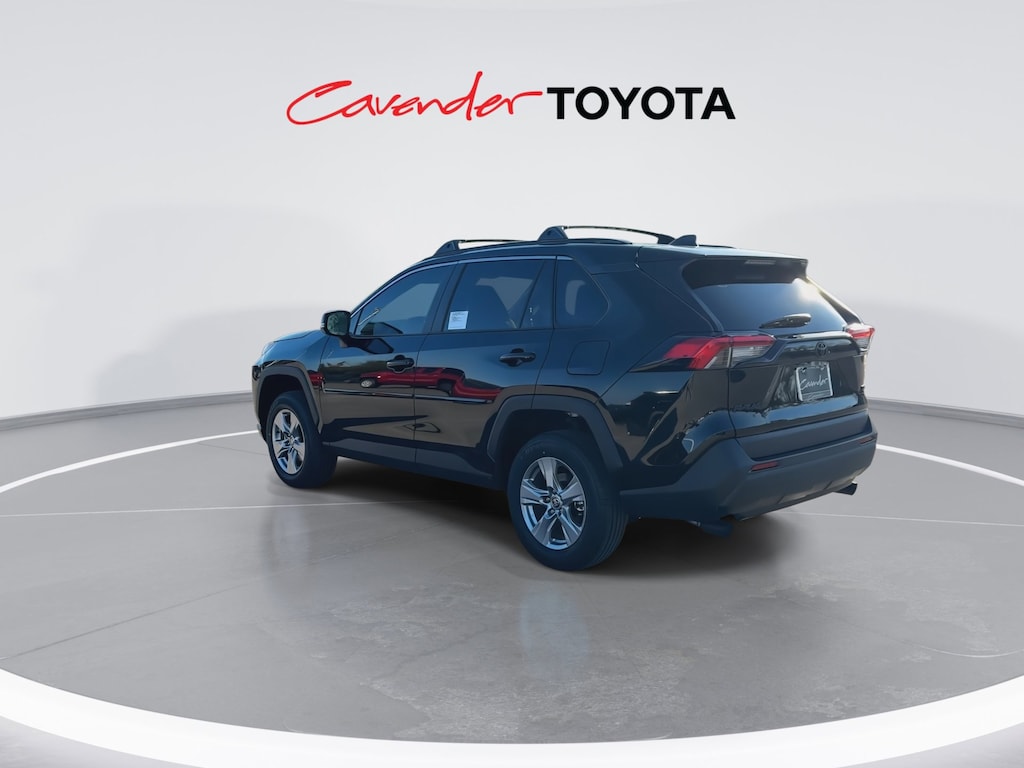 2025 Toyota RAV4 XLE photo 4