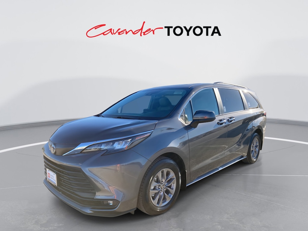 2025 Toyota Sienna XLE photo 2
