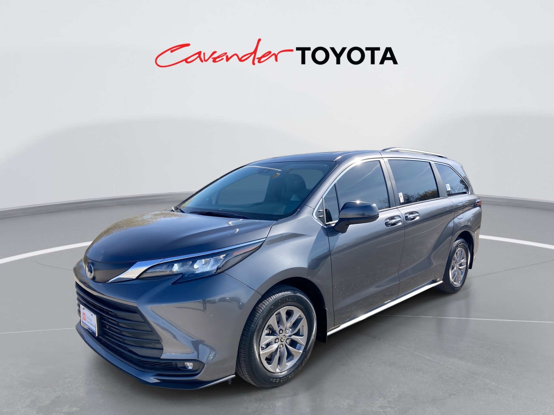 2025 Toyota Sienna XLE's photo