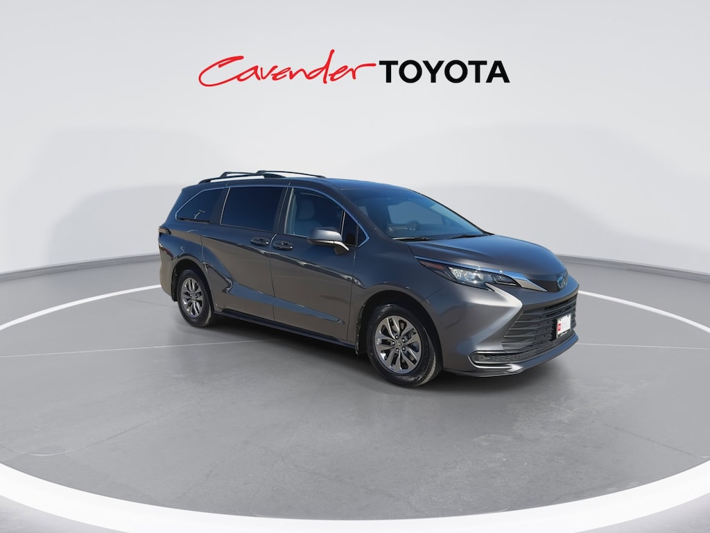 2025 Toyota Sienna LE photo 2