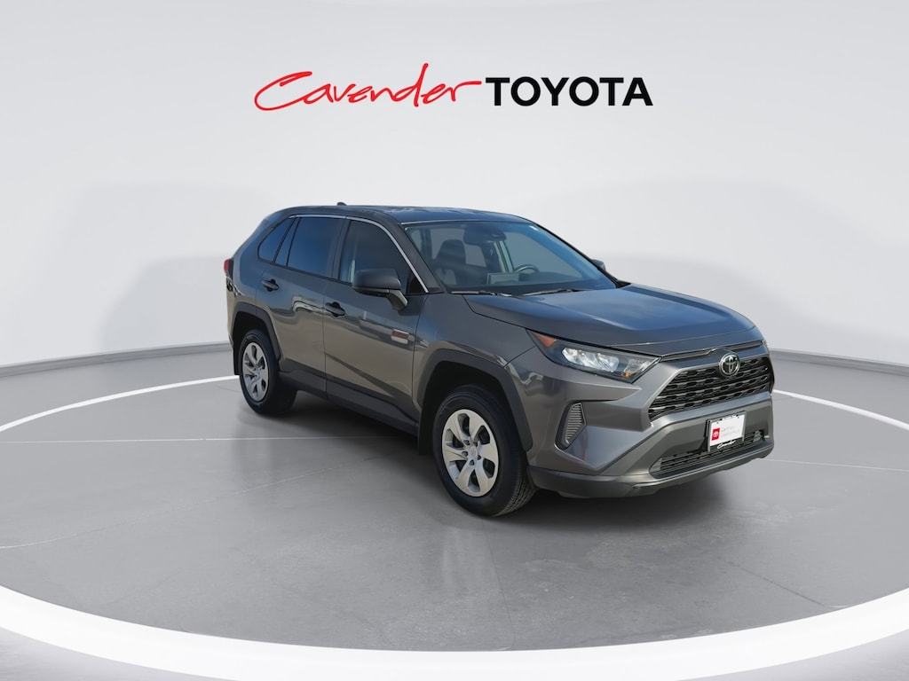 2022 Toyota RAV4 LE photo 3