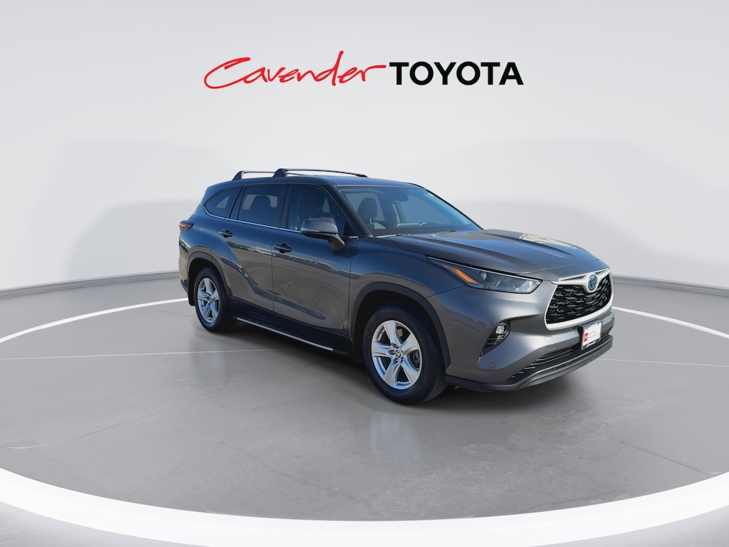 2024 Toyota Highlander Hybrid LE photo 3