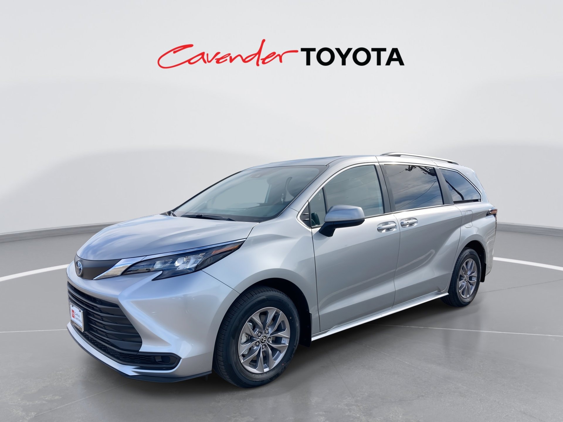 2025 Toyota Sienna LE's photo