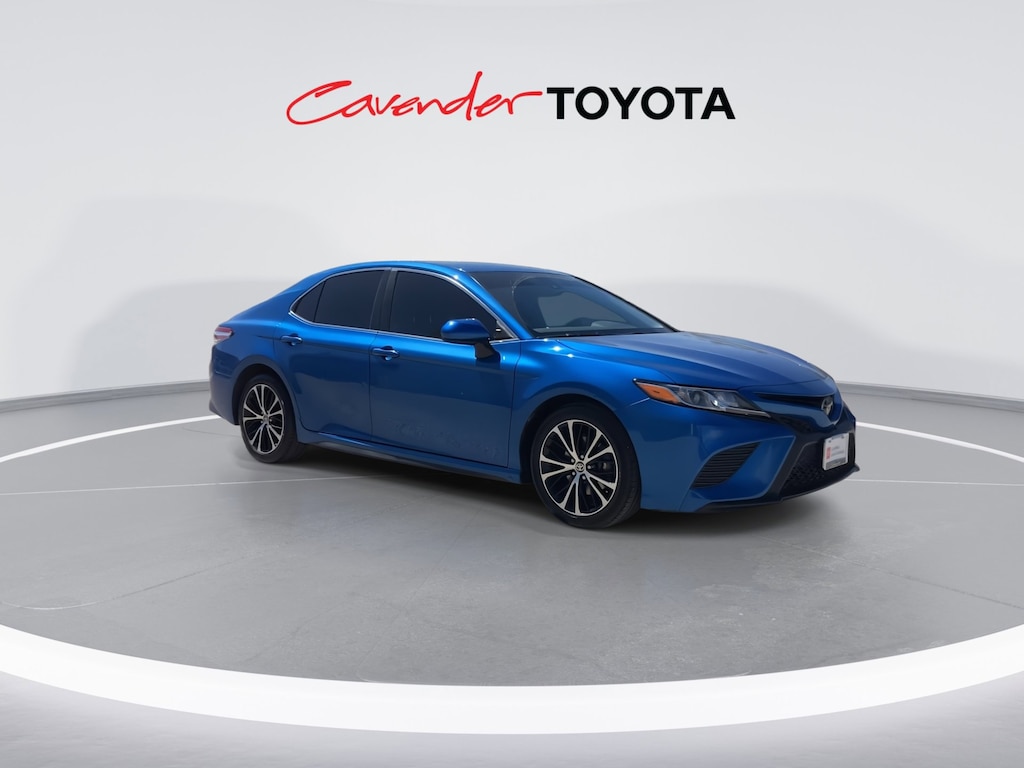 2020 Toyota Camry SE photo 2