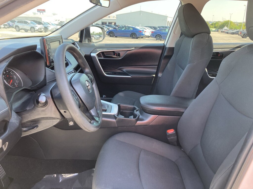 2021 Toyota RAV4 LE photo 16