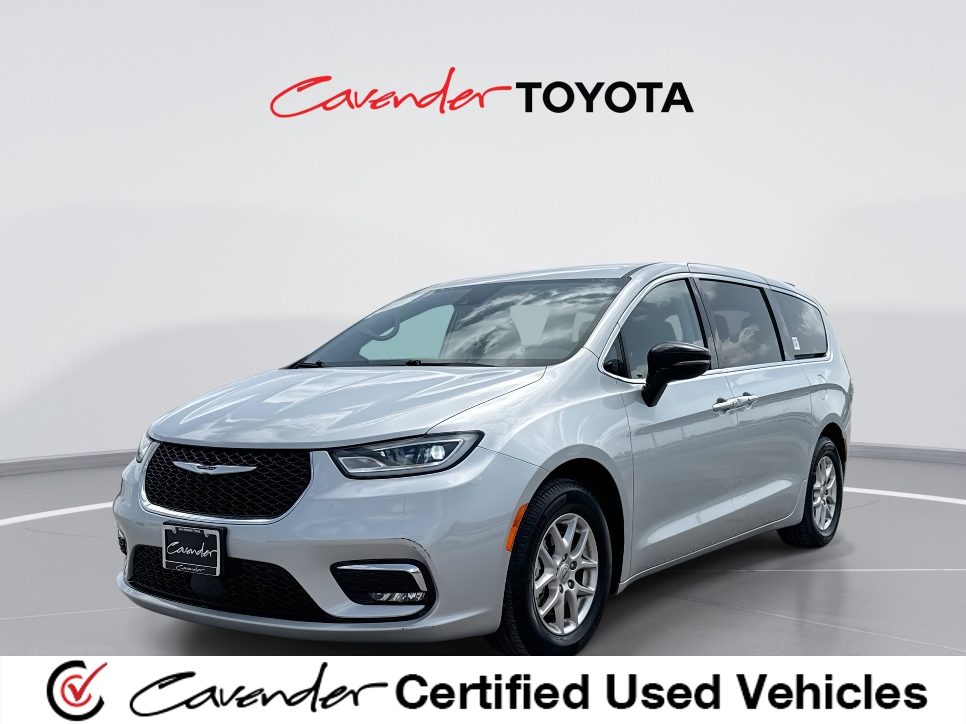 2024 Chrysler Pacifica Touring L's photo