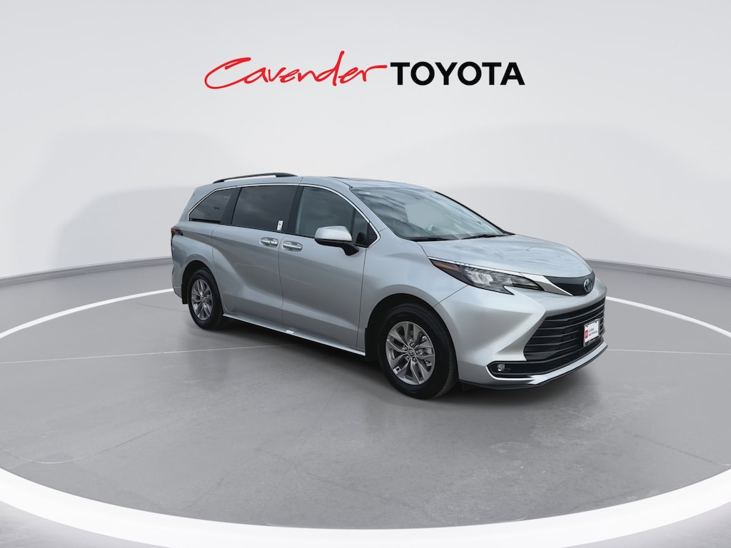 2025 Toyota Sienna XLE photo 3