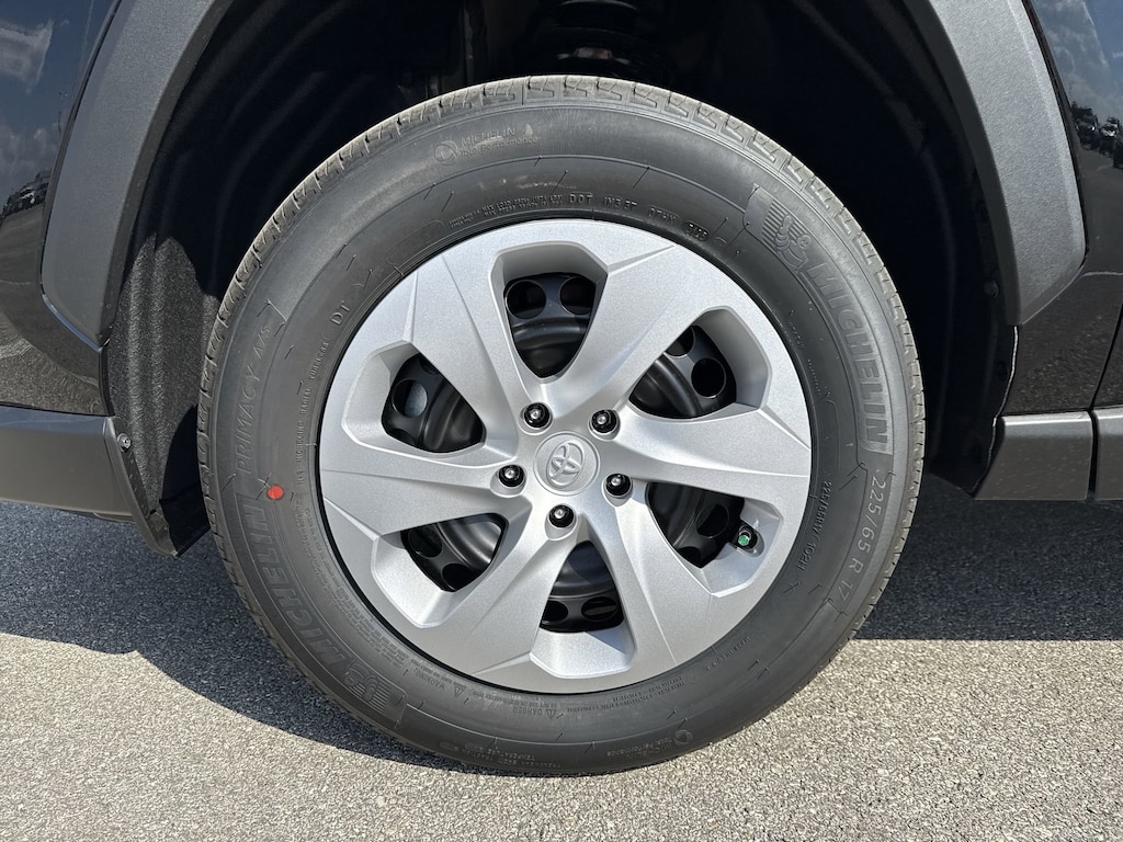2025 Toyota RAV4 LE photo 17