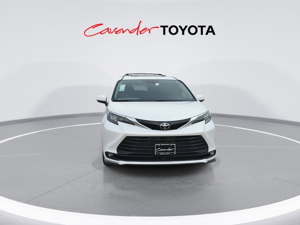 2026 Toyota Sienna XLE photo 3