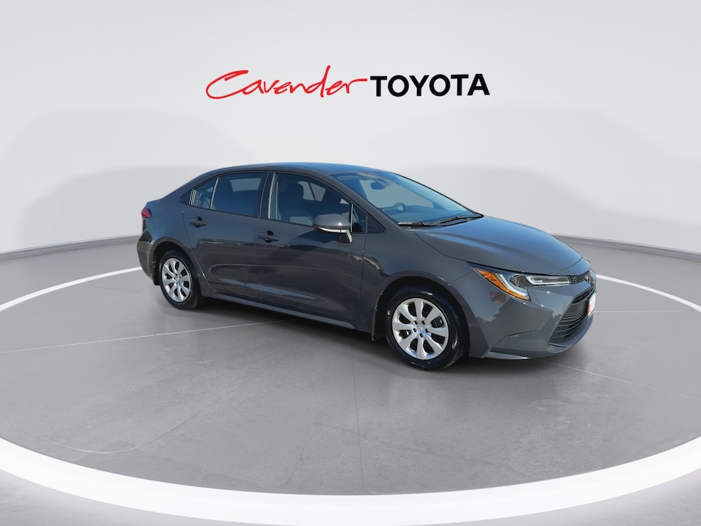 2025 Toyota Corolla LE photo 3