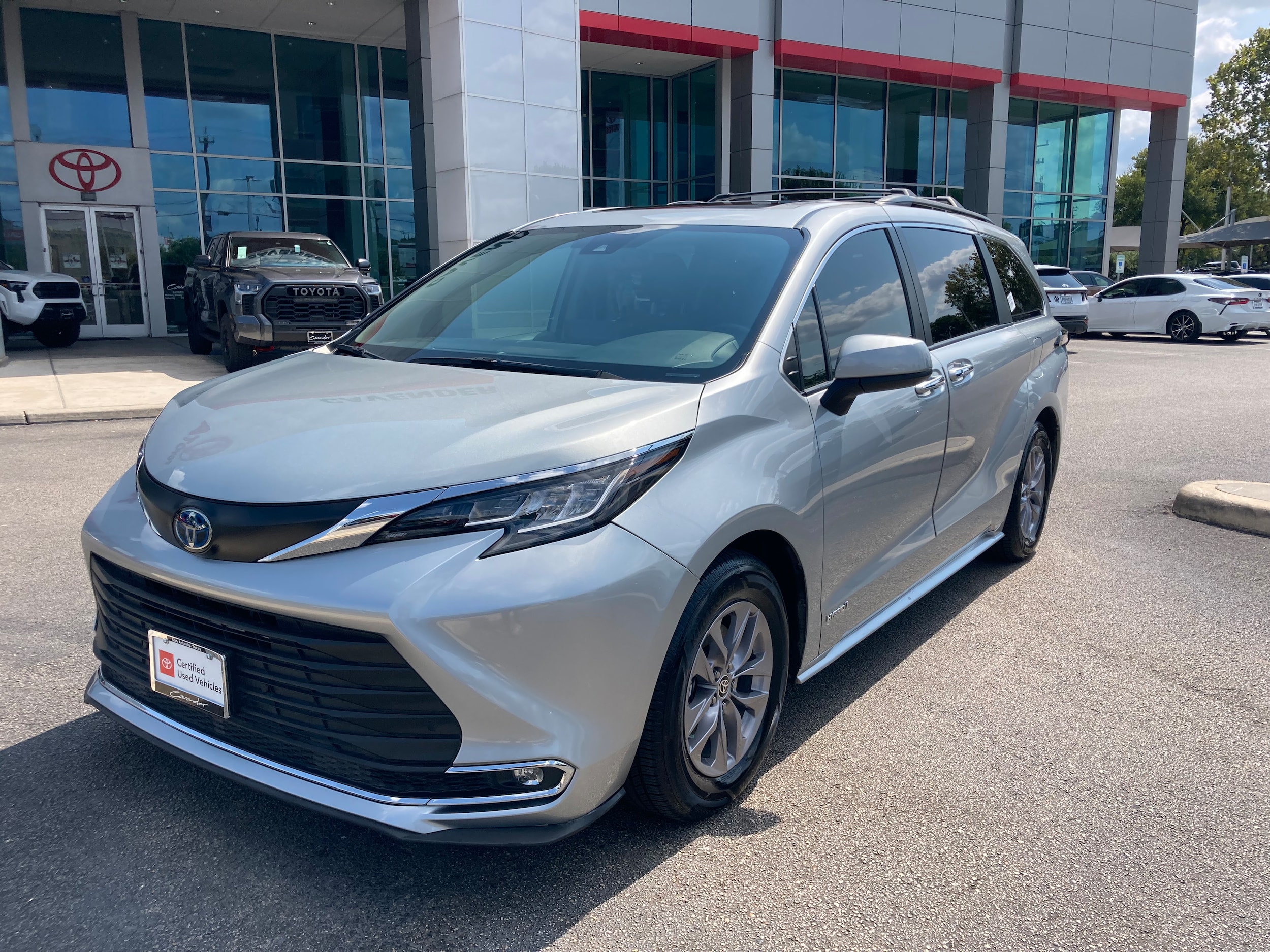 Used 2021 Toyota Sienna XLE with VIN 5TDYRKEC3MS014792 for sale in San Antonio, TX