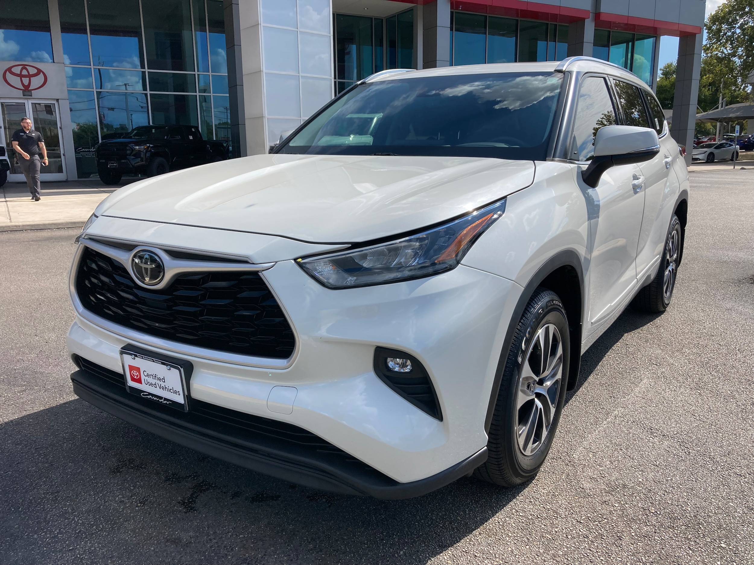 Used 2020 Toyota Highlander XLE with VIN 5TDHZRBH4LS516833 for sale in San Antonio, TX