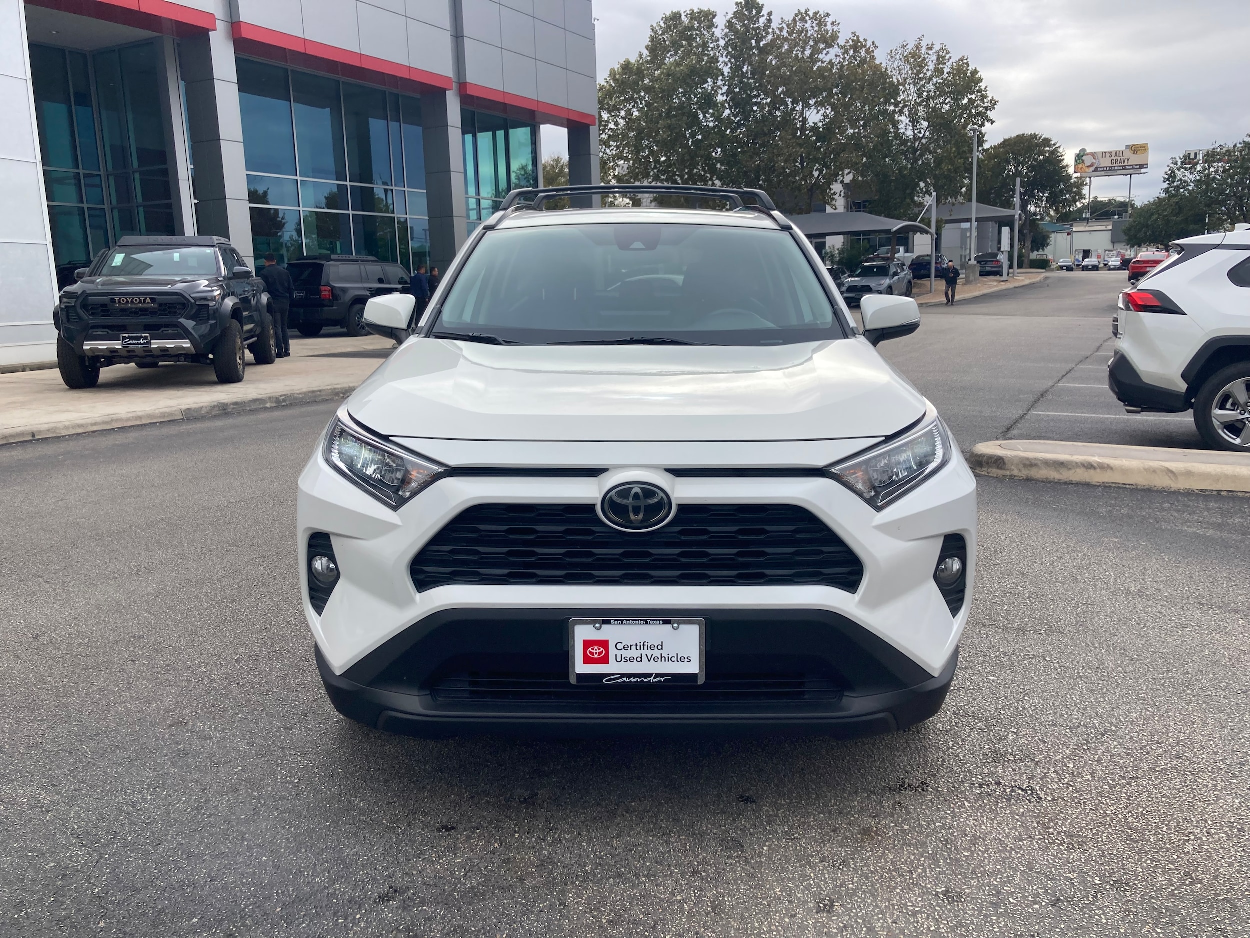 2021 Toyota RAV4 XLE Premium photo 3
