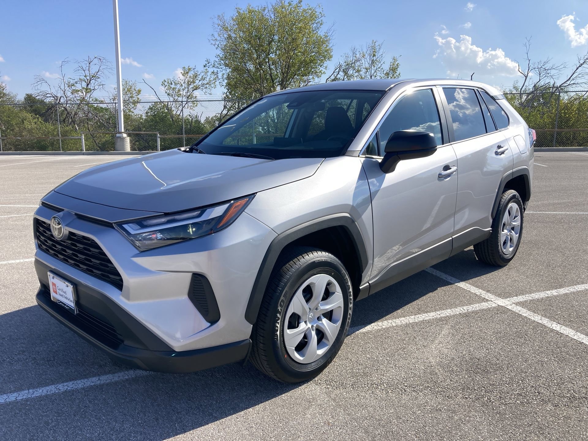 2025 Toyota RAV4 LE's photo