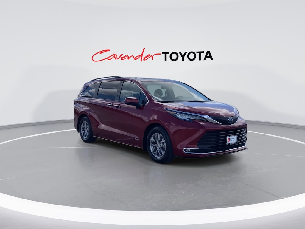2021 Toyota Sienna XLE photo 3