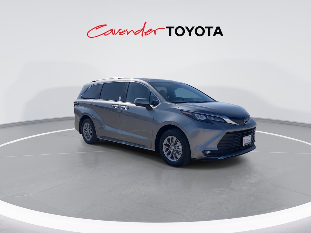 2026 Toyota Sienna XLE photo 3