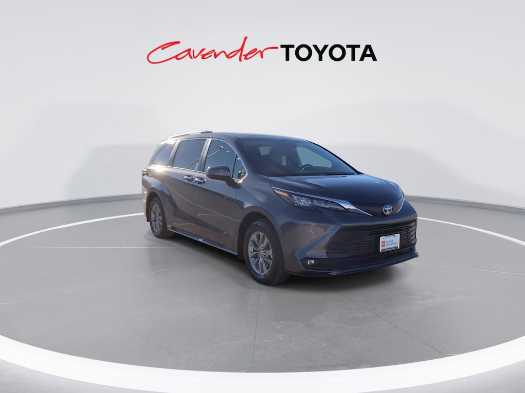 2025 Toyota Sienna XLE photo 3
