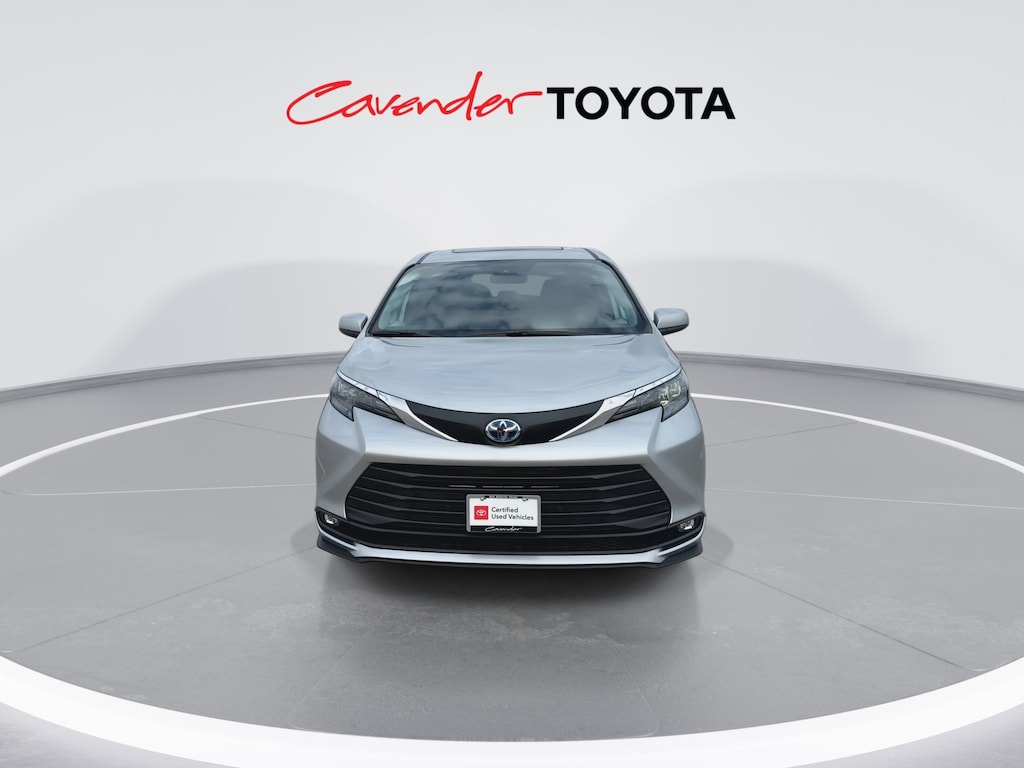2025 Toyota Sienna XLE photo 4
