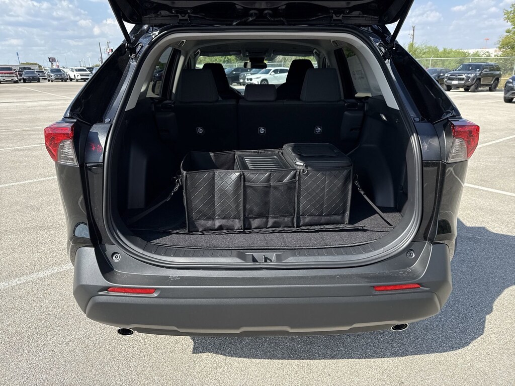 2025 Toyota RAV4 LE photo 18