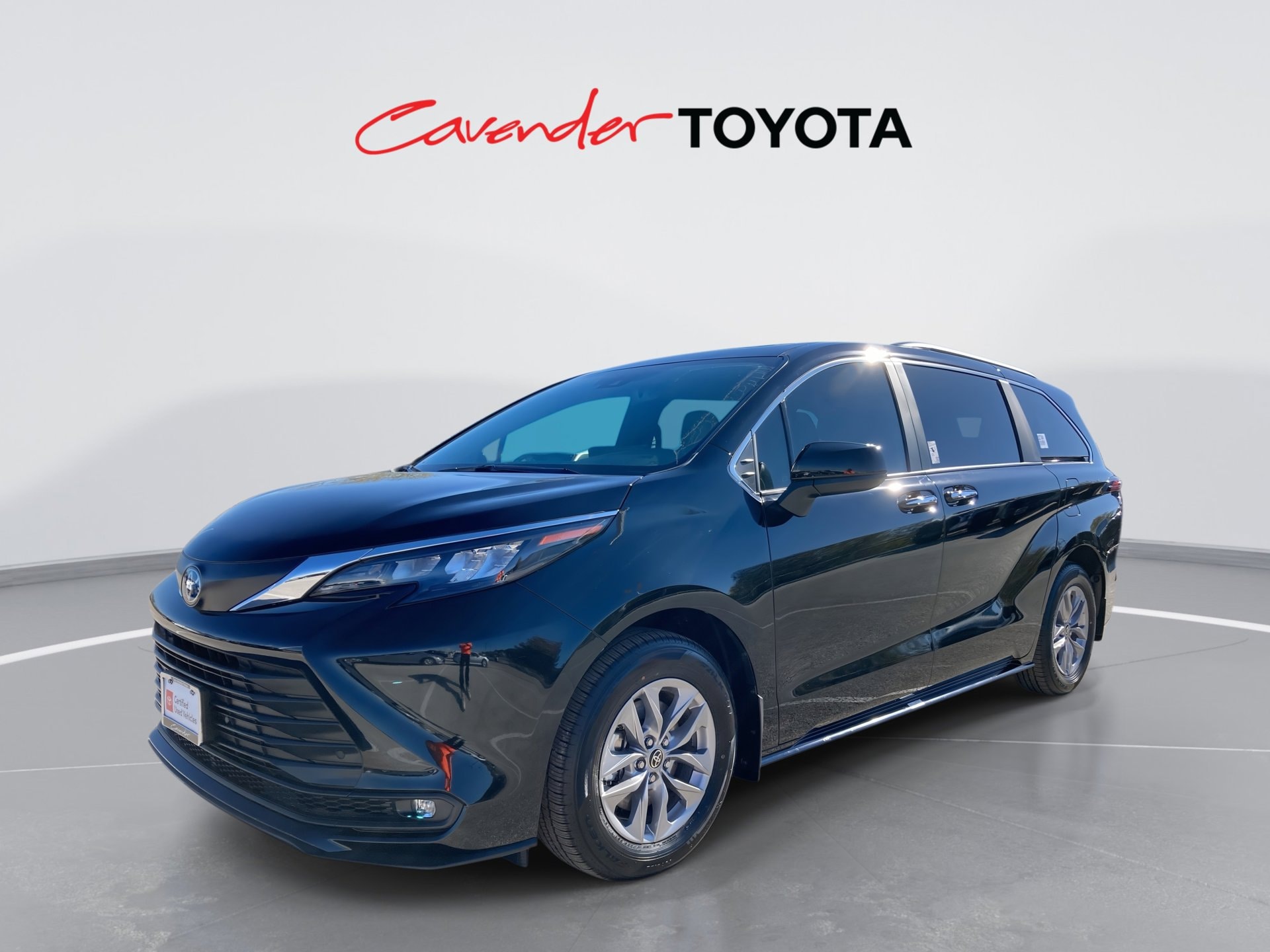 2025 Toyota Sienna XLE's photo