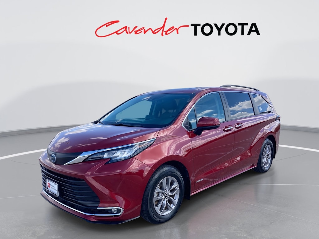 2021 Toyota Sienna XLE photo 2