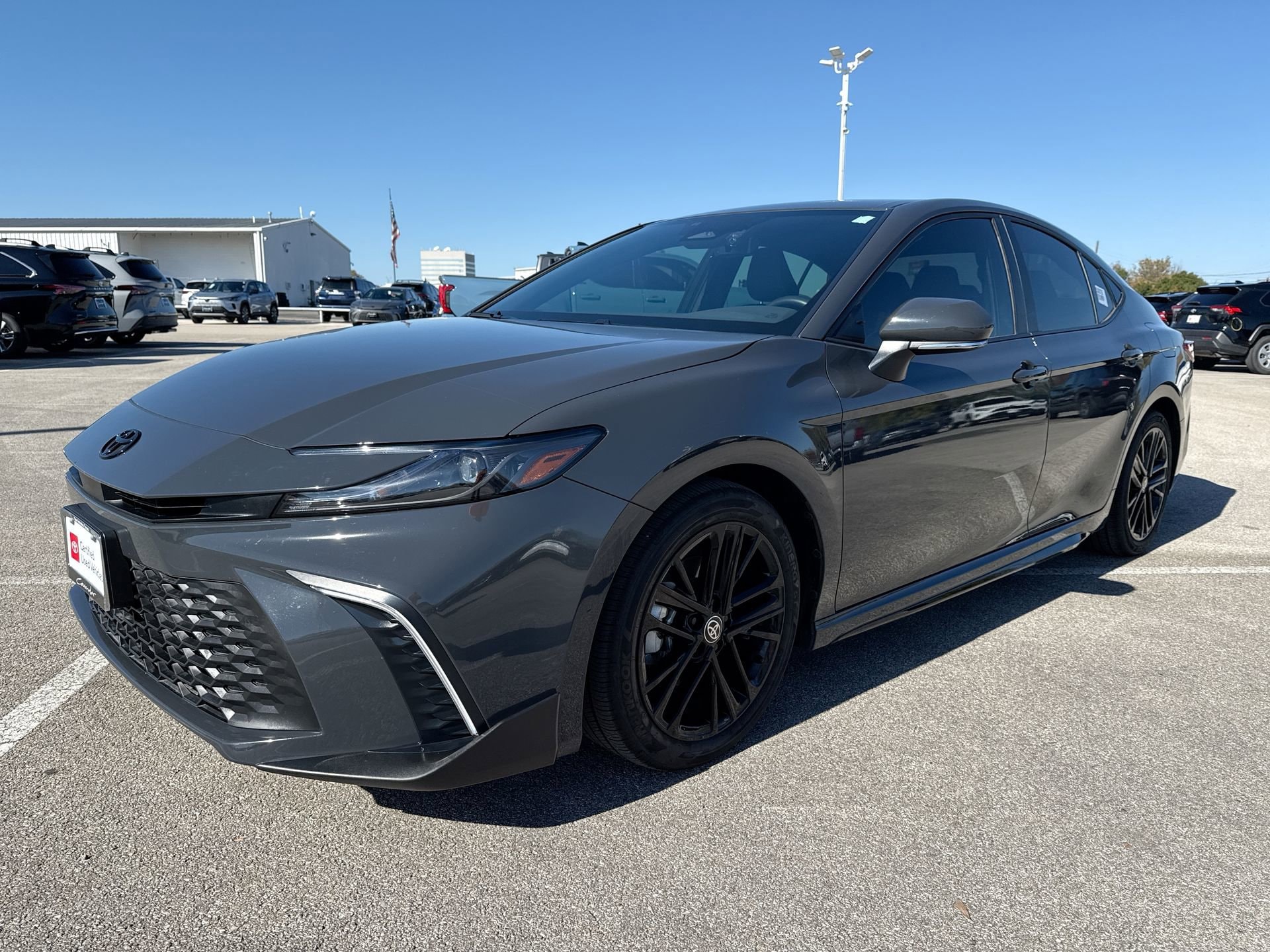 2025 Toyota Camry SE's photo