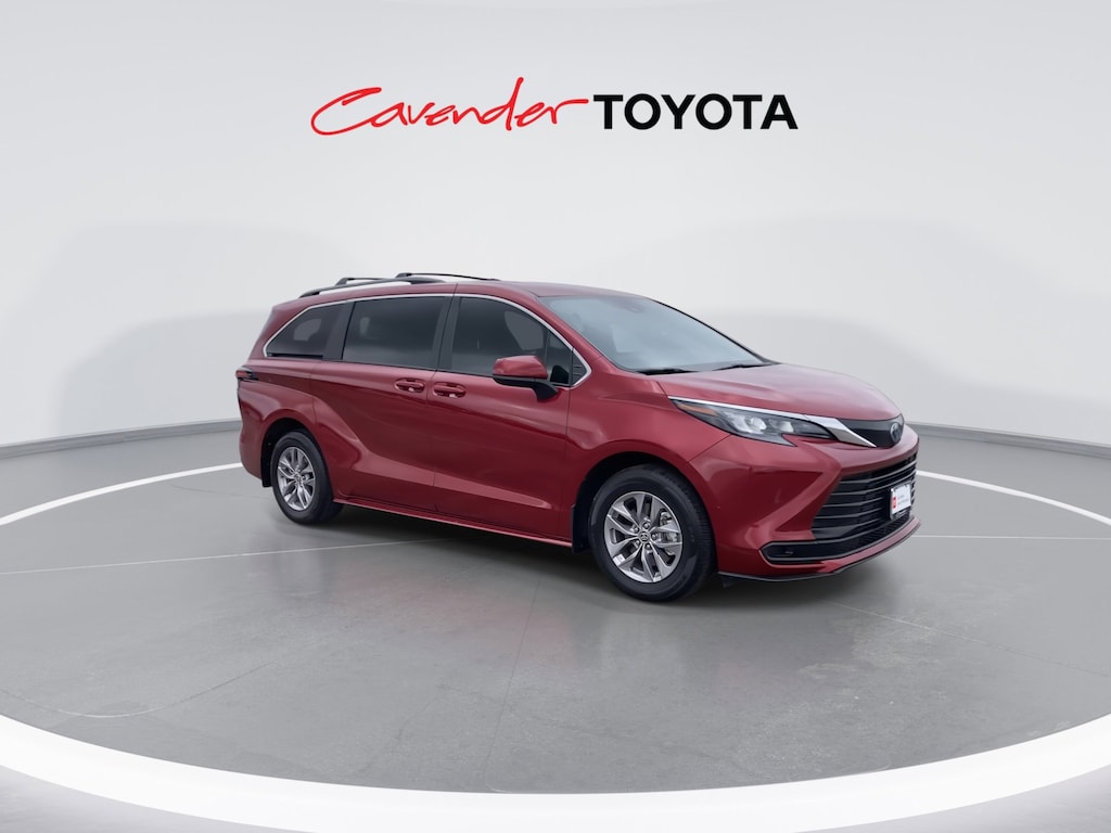 2025 Toyota Sienna LE photo 3