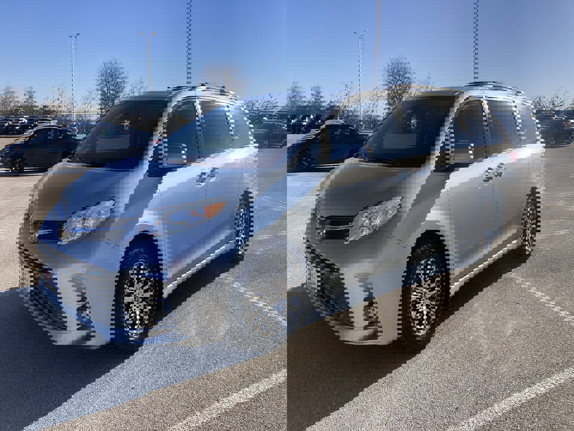 2020 Toyota Sienna XLE's photo