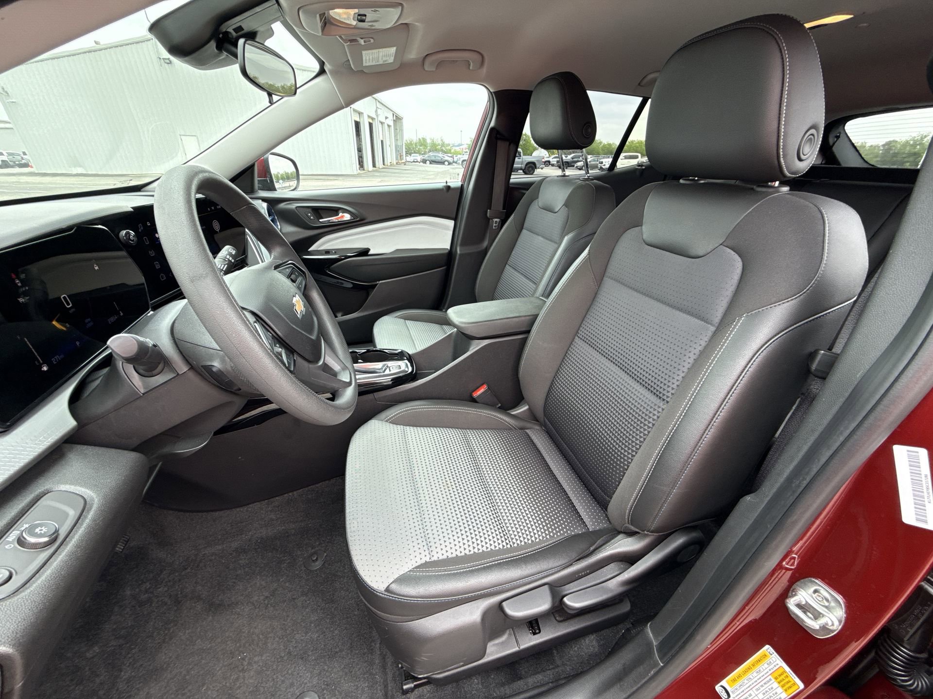 2025 Chevrolet Trax LT - Photo 13