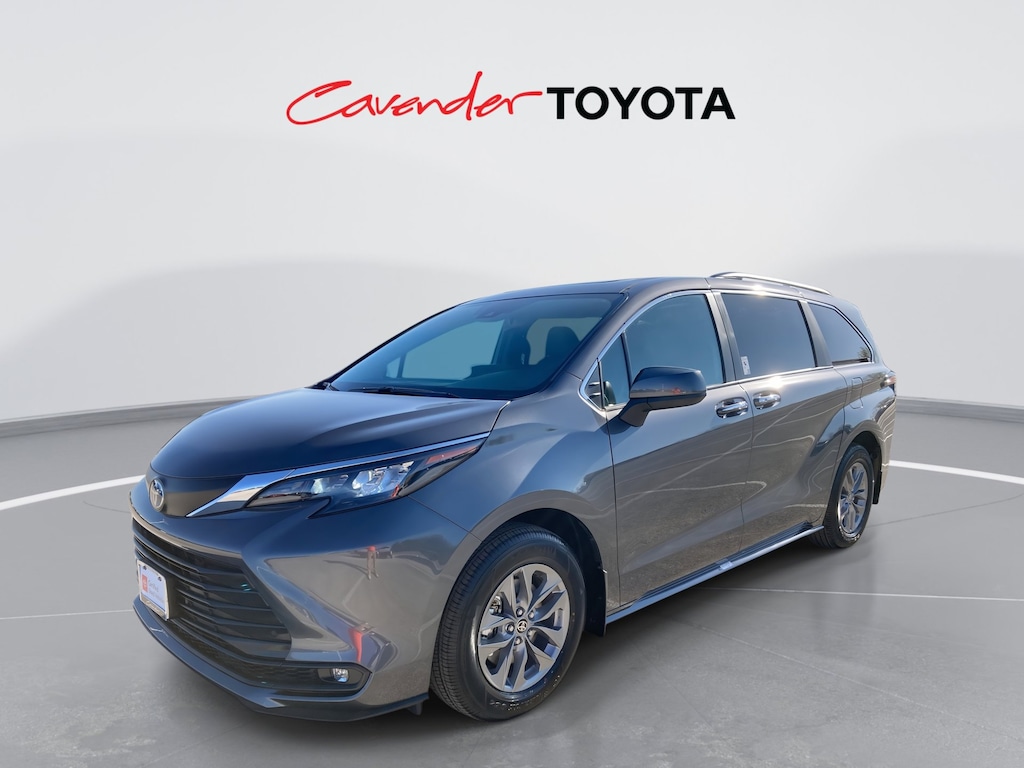 2025 Toyota Sienna XLE photo 2