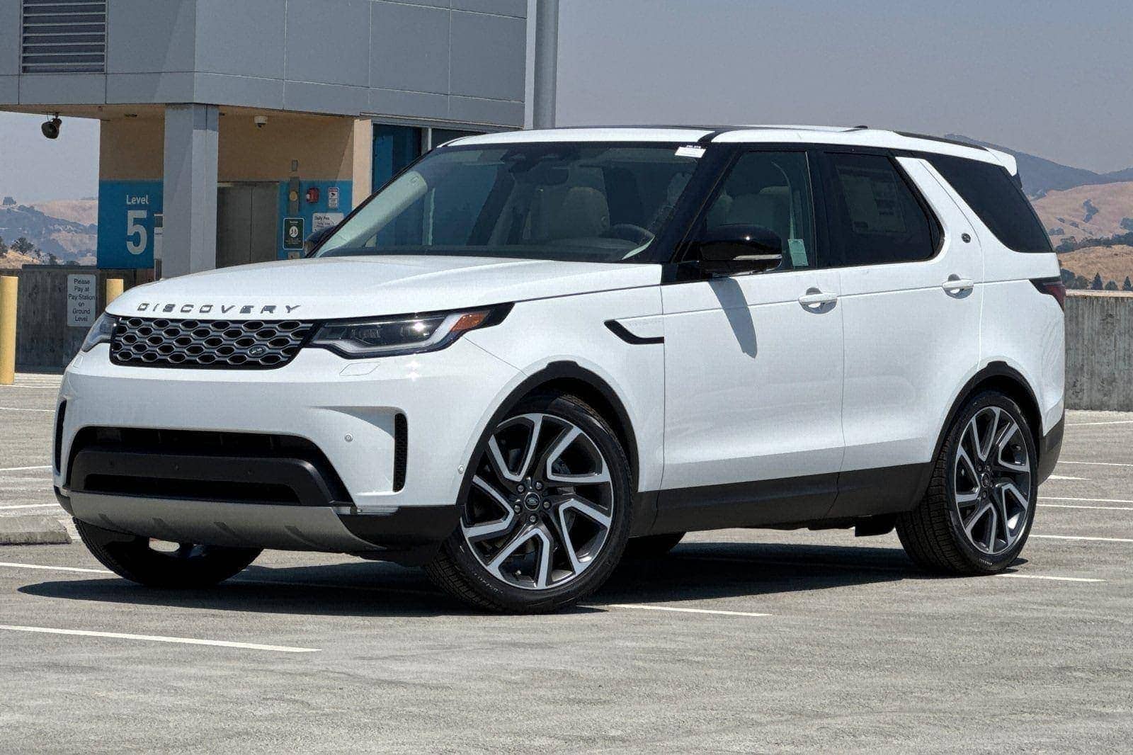 2025 Land Rover Discovery S's photo