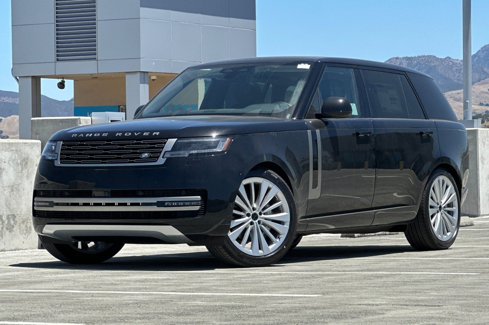 2026 Land Rover Range Rover 3.0 SE LWB 7's photo