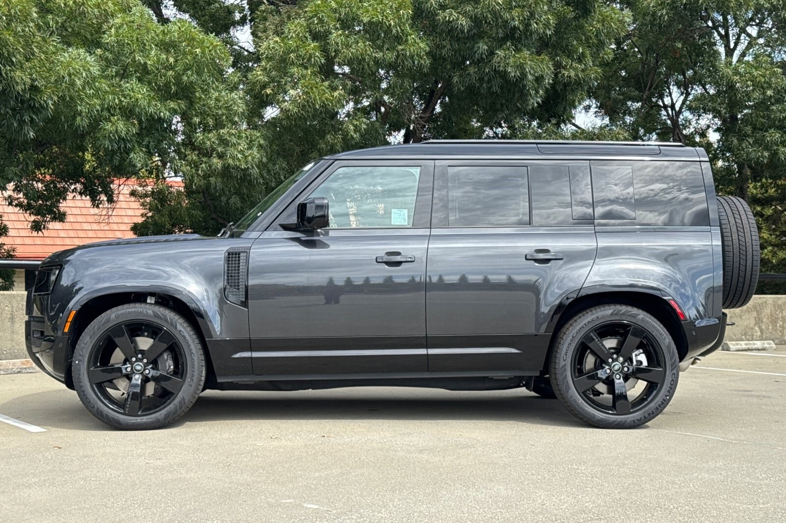 2025 Land Rover Defender 110 X-Dynamic SE photo 2
