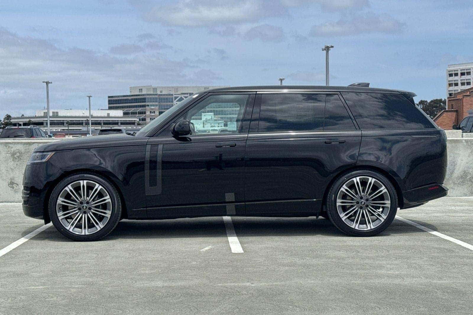 2025 Land Rover Range Rover SE photo 2