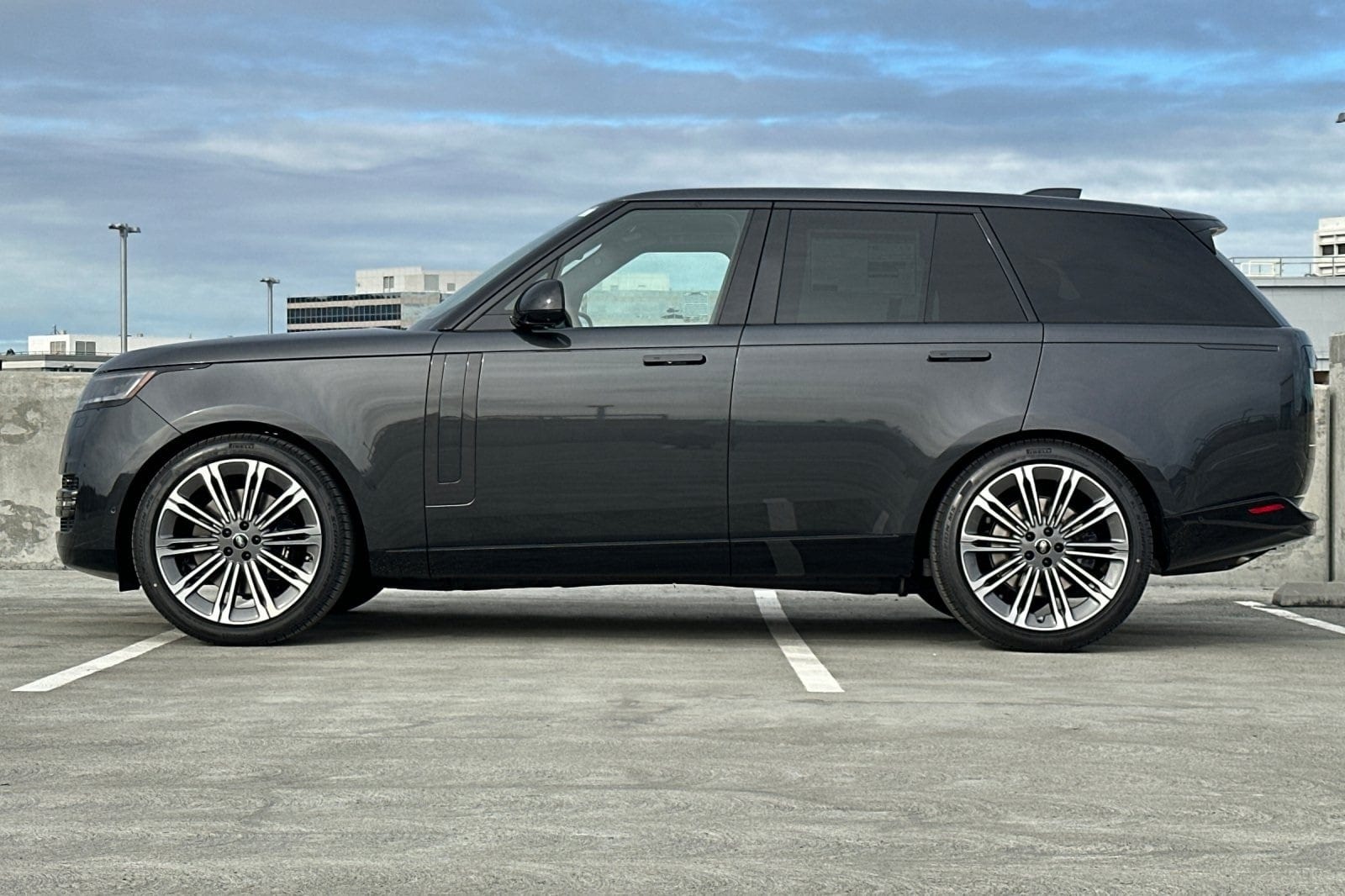 2025 Land Rover Range Rover SE photo 2