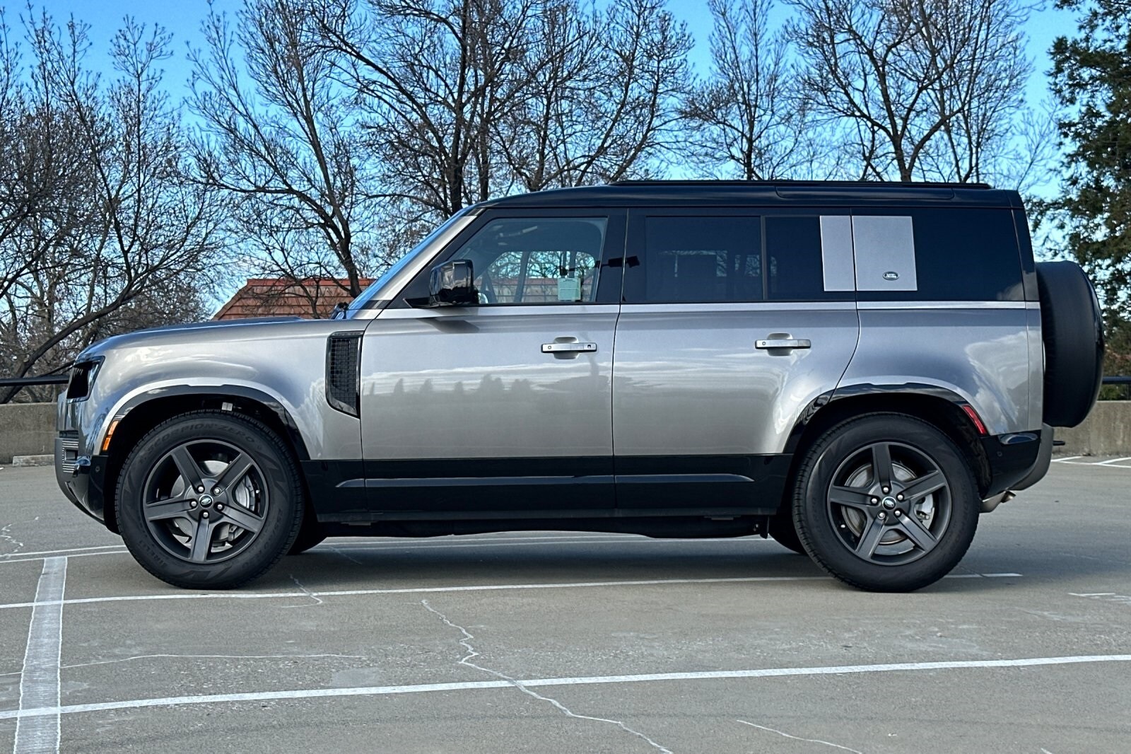 2024 Land Rover Defender X-Dynamic SE photo 2