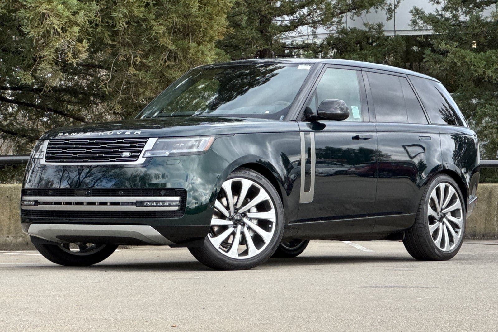2026 Land Rover Range Rover SE's photo