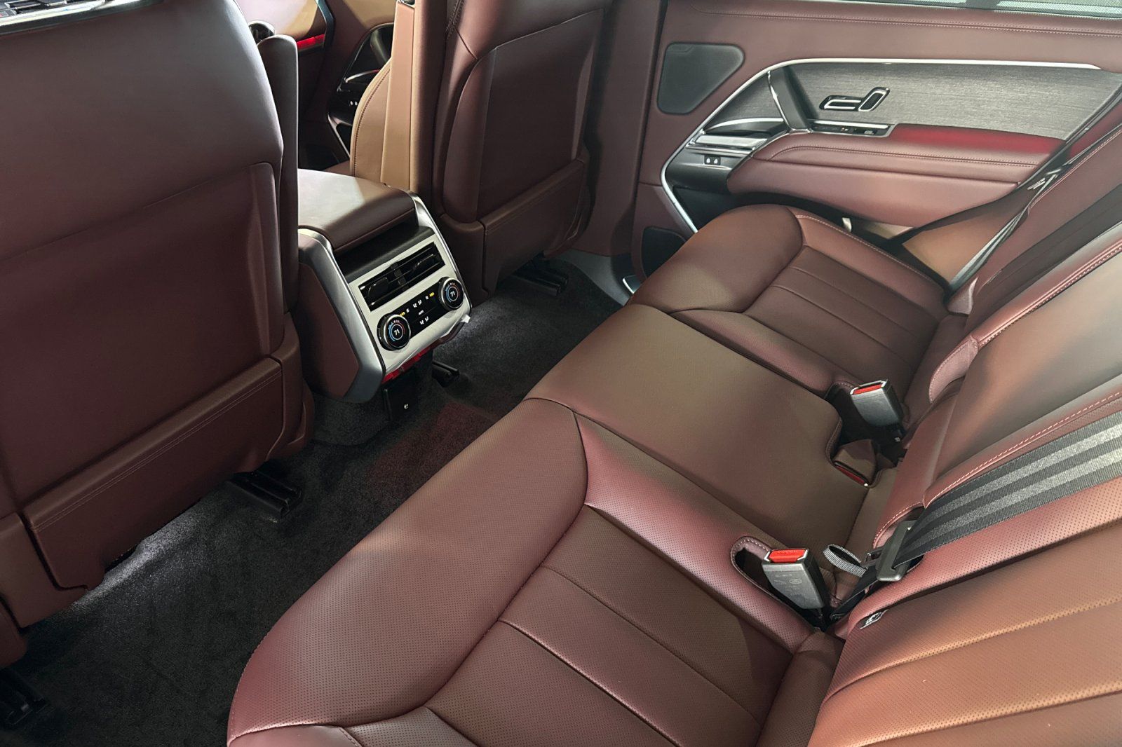 2025 Land Rover Range Rover SE - Photo 11