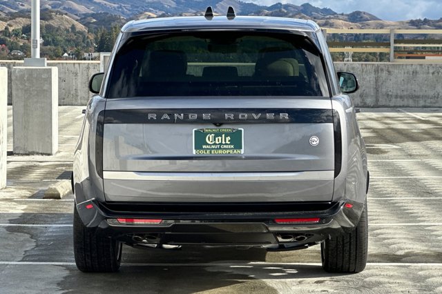 2025 Land Rover Range Rover SV photo 4