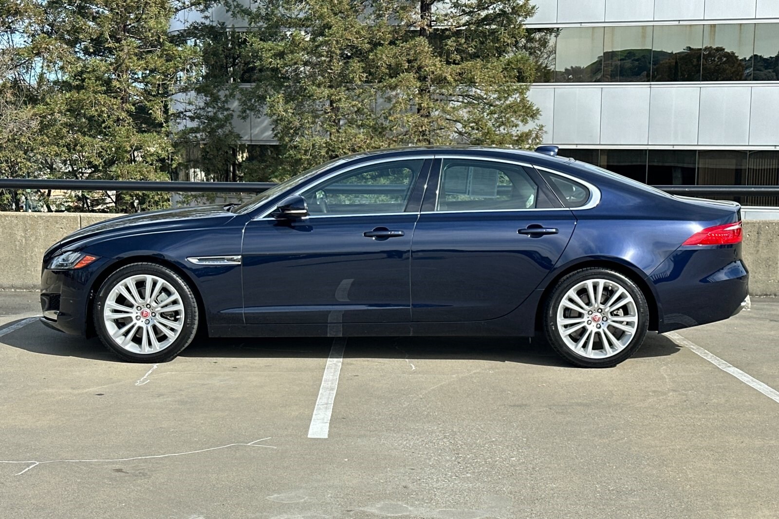 2020 Jaguar XF 25t Prestige photo 2