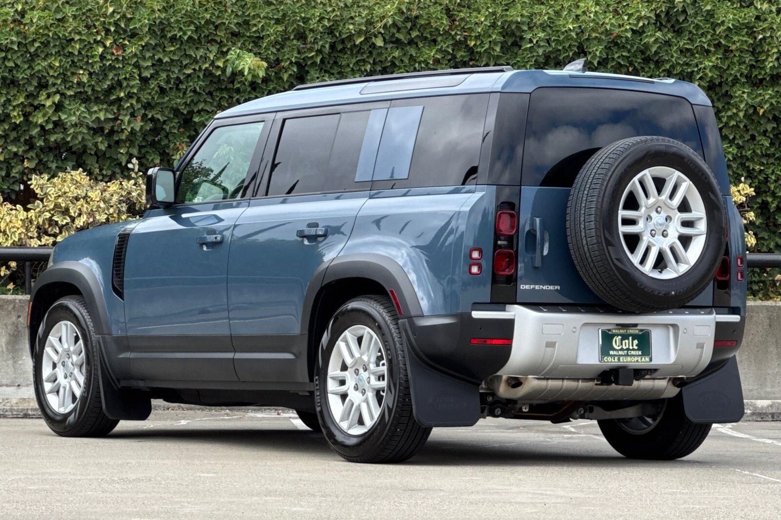 2025 Land Rover Defender 110 S photo 3