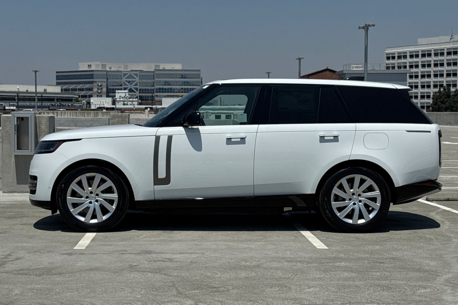2025 Land Rover Range Rover SE photo 2