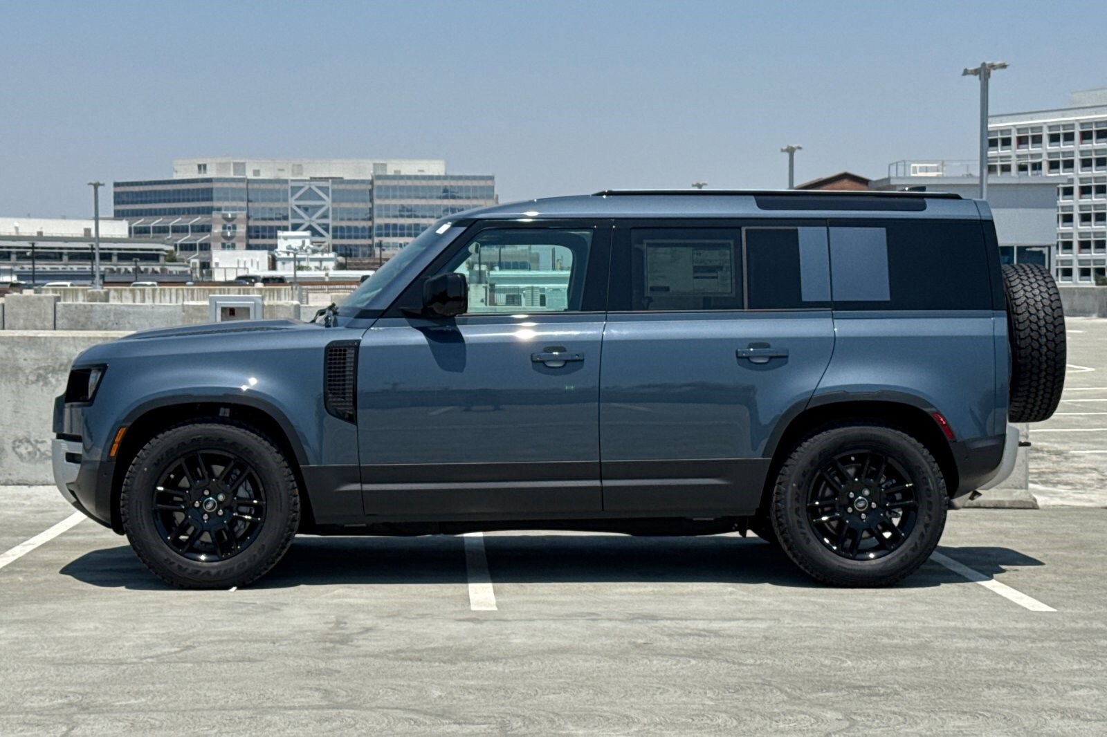 2025 Land Rover Defender 110 S photo 2