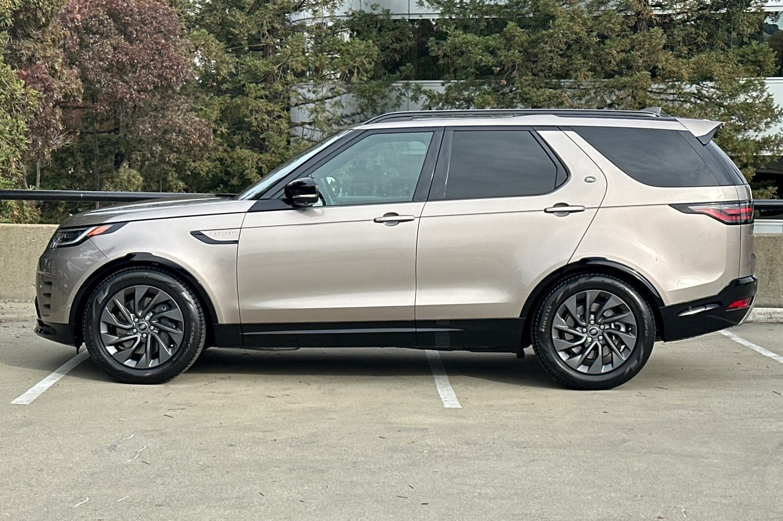 2023 Land Rover Discovery S R-Dynamic photo 2