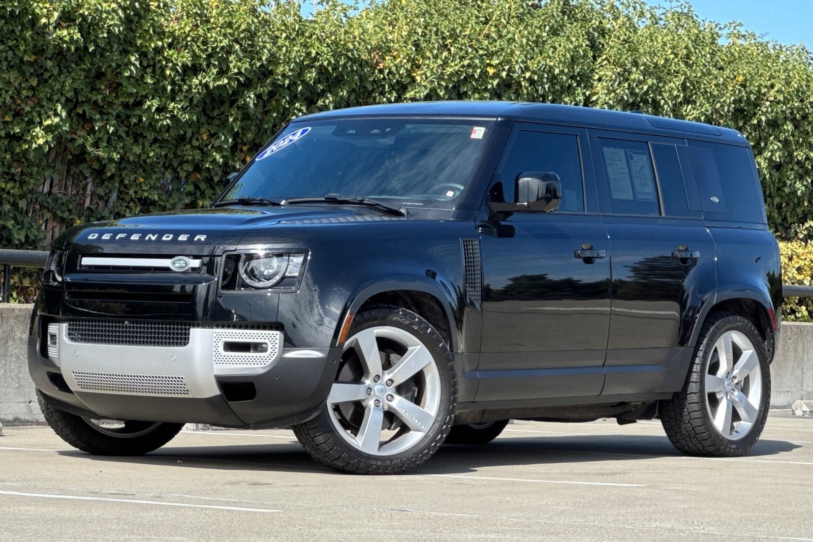 2024 Land Rover Defender SE's photo