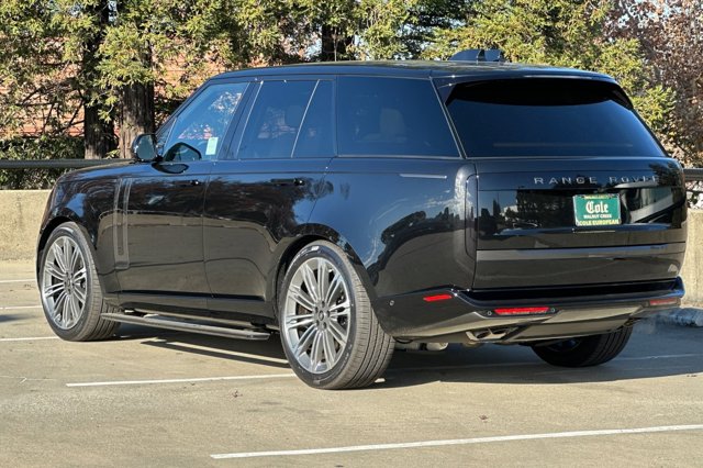 2025 Land Rover Range Rover SE photo 3