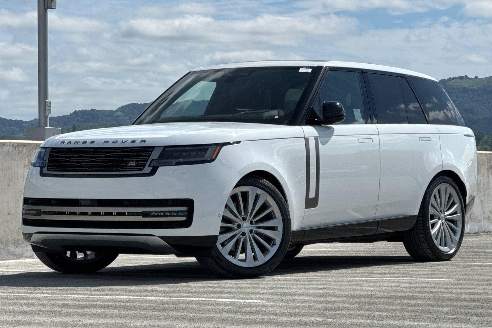 2025 Land Rover Range Rover SE's photo