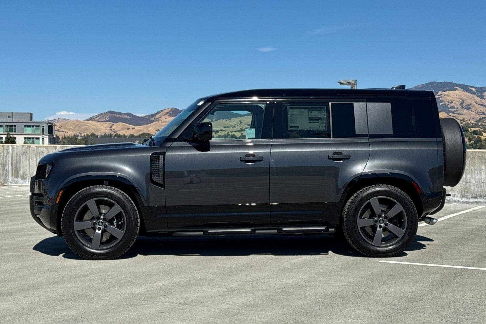 2025 Land Rover Defender 110 V8 photo 2